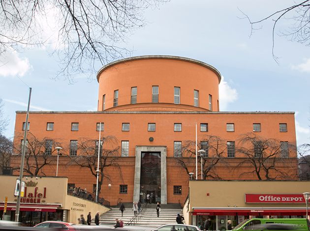 Stadsbibliotekets entré och basarer