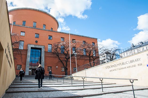 Stadsbibliotekets trappa och entré