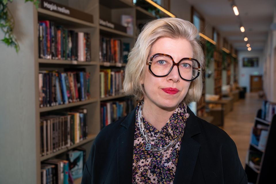 Bild av Elisabeth Aquilonius i ett bibliotek