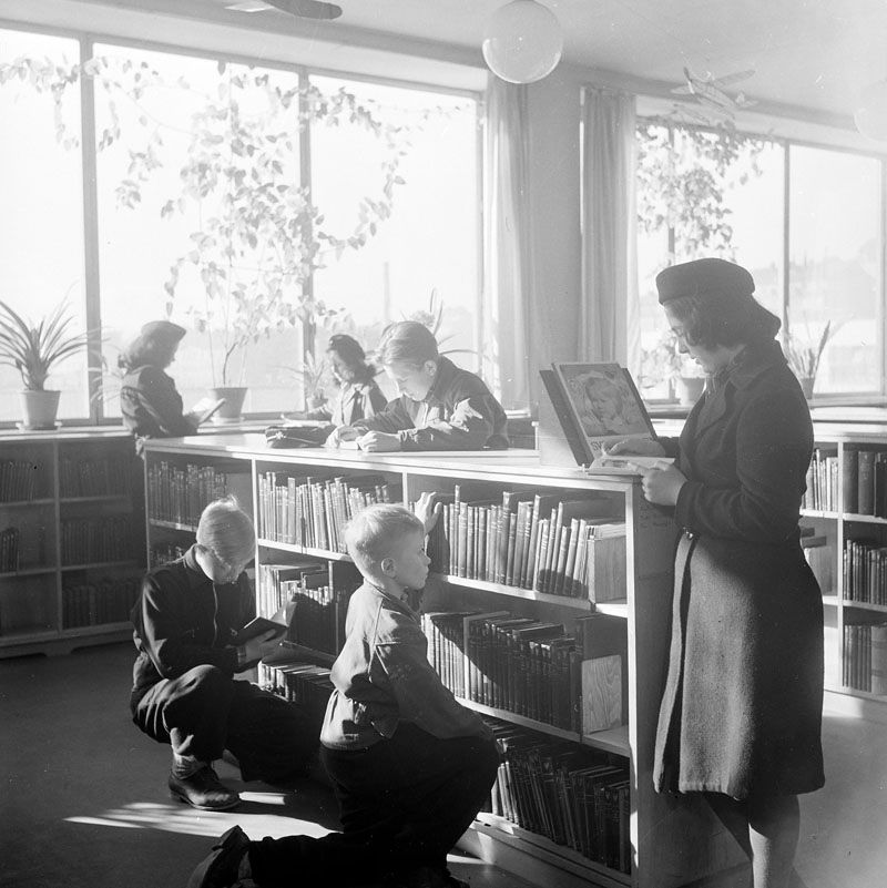 Medborgarplatsen 2 Barn och ungdom 1940-tal. Fotograf Petersens, Lennart af (1913-2004). Stockholms stadsmuseum.jpg