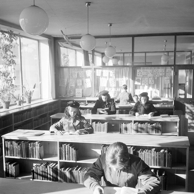 Medborgarplatsen Barn och ungdom 1943. Fotograf Petersens, Lennart af (1913-2004). Stockholms stadsmuseum.jpg