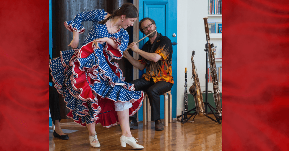 Bild på en flamencodansare och en flöjtspelare som spelar och dansar i ett hem
