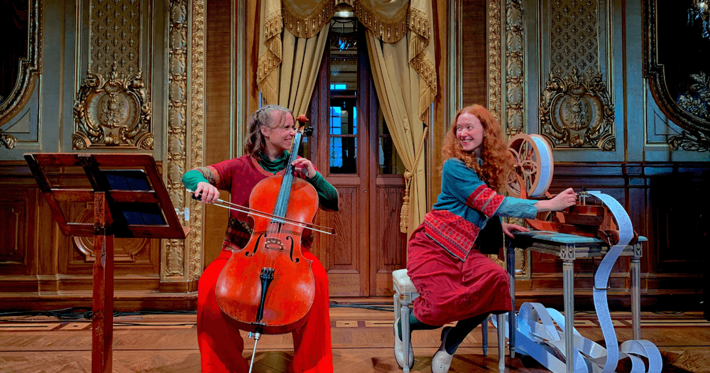 Foto på två personer varav en spelar cello, och en spelar speldosa.