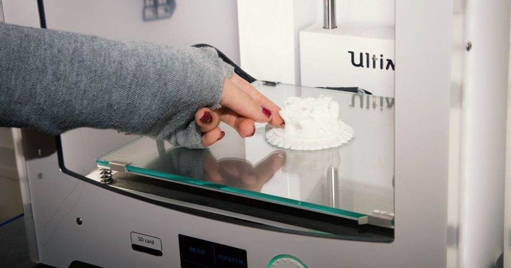 Hand som rör vid 3D-utskrift