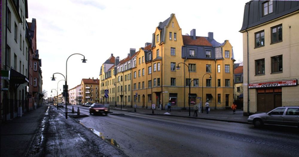 Färgfotografi av förstadsgata.