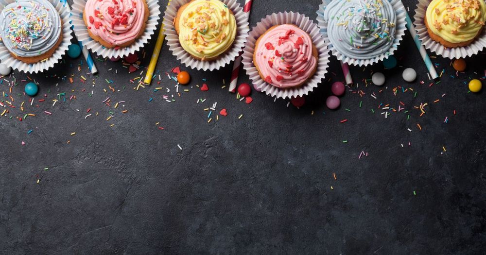 En rad med cupcakes med strössel ovanpå.