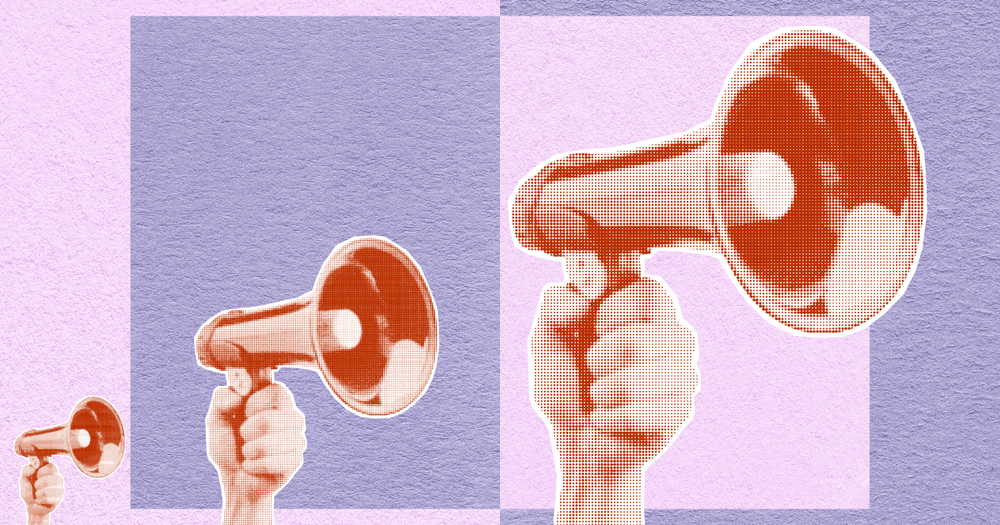 Flera händer som håller i en megafon