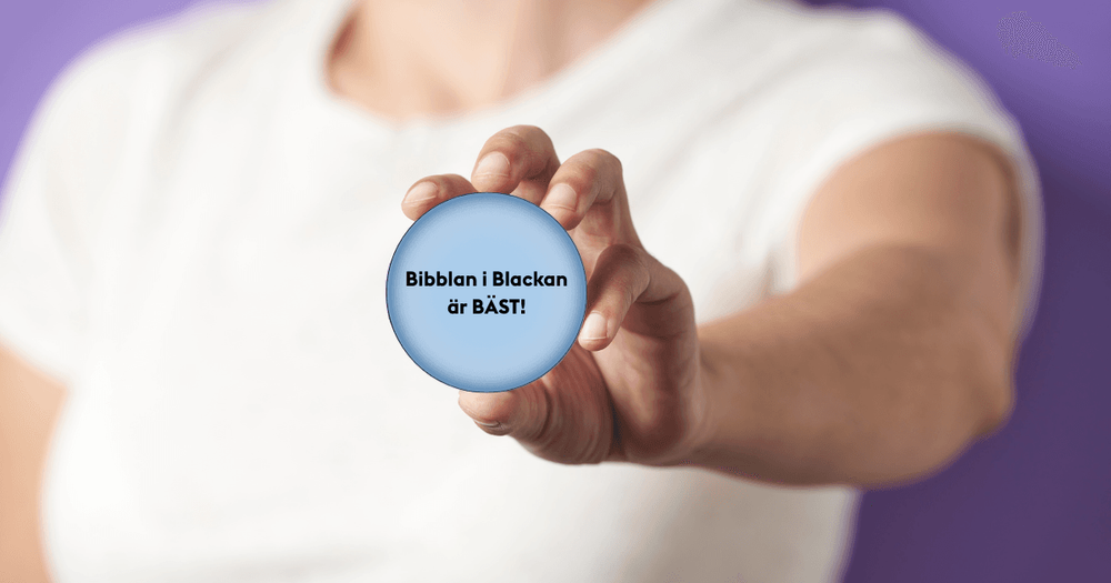 Bild på person som håller i en pin