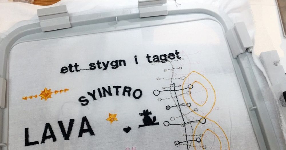 Broderad text på tyg - ett stygn i taget LAVA