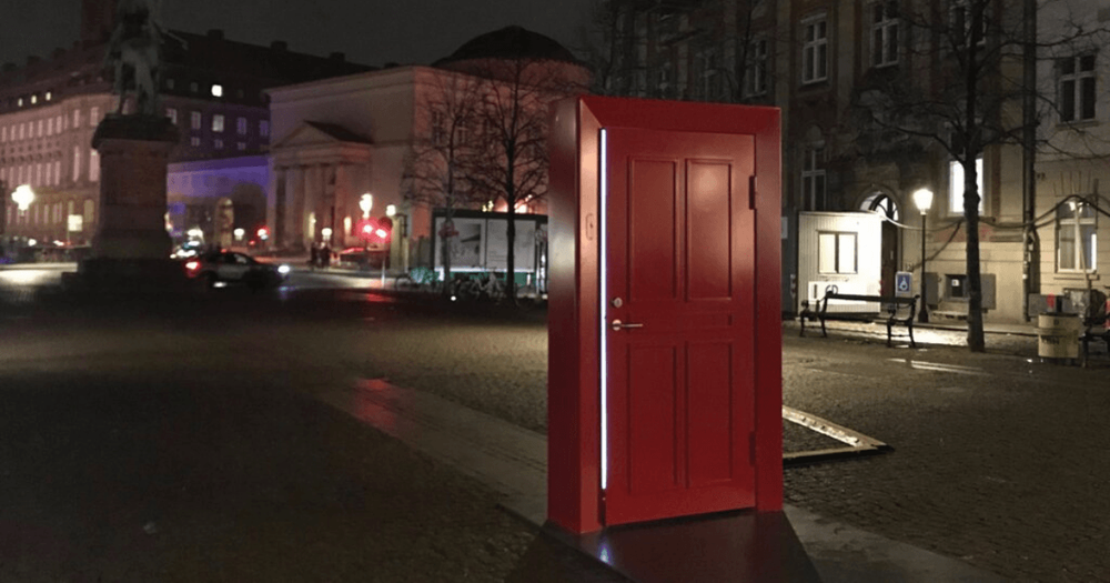 Ett foto av ljuskonstverket "Dörren".