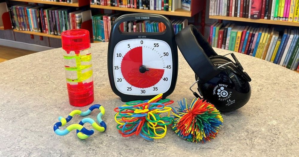 Olika fidget toys, hörselkåpor och en timer