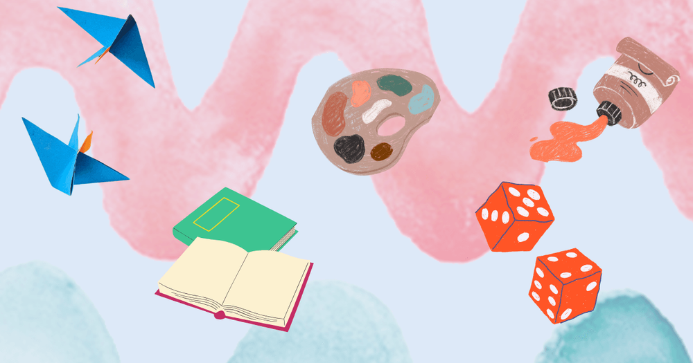 vikta papper, bok, målarmaterial och tärningar på en färgglad bakgrund