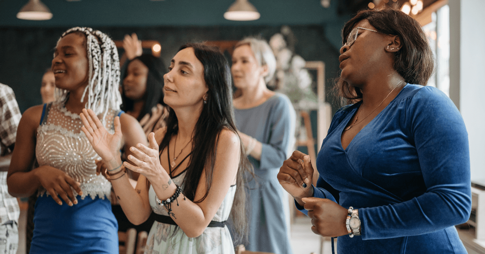 Personer som klappar eller sjunger