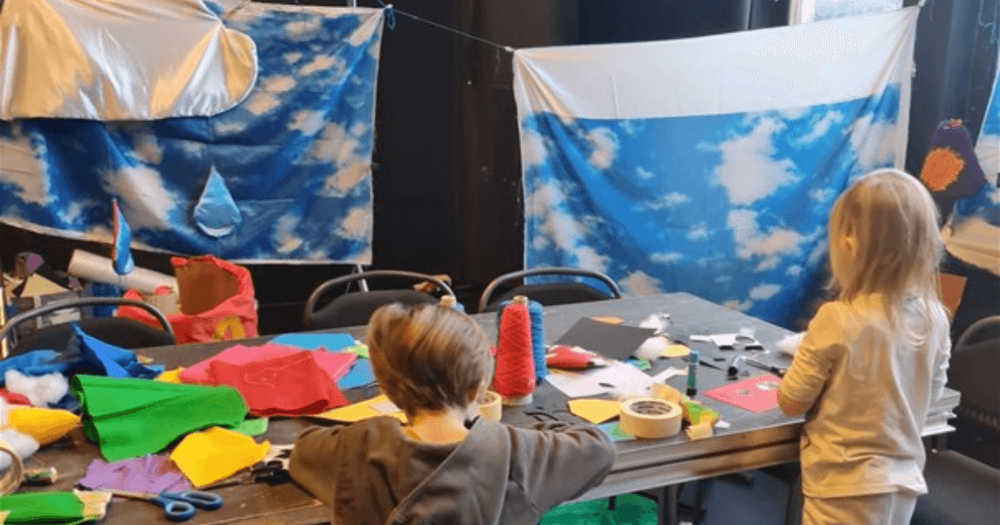 Kreativ pysselstund där två barn pysslar med färgglada papper