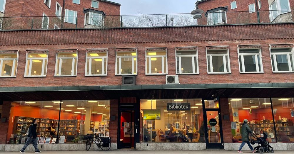 Bild på Gröndals bibliotek utifrån gatan.