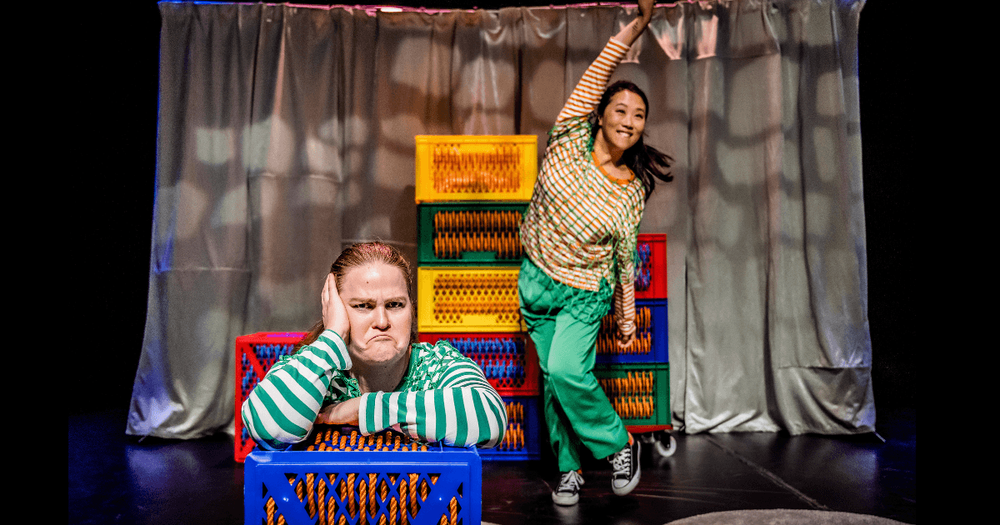 En sur person i förgrunden, en glad person i bakgrunden