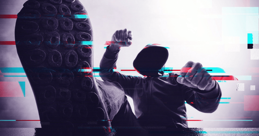 En hotfull gestalt med knutna nävar