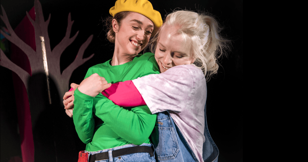 Vännerna från föreställningen kramar om varandra