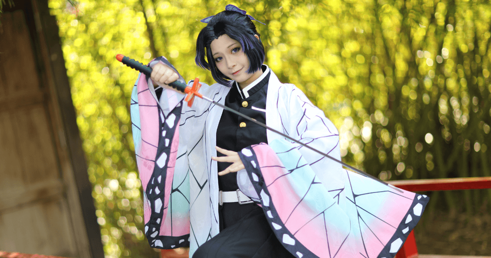 Cosplay-tjej med svärd.