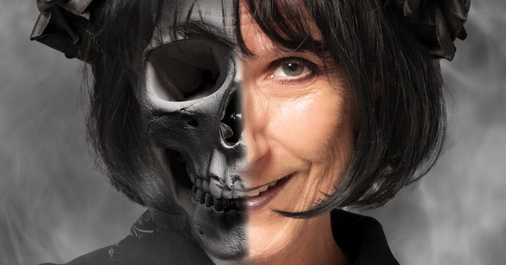 Fotomontage av Lena Ollmark och svart döskalle