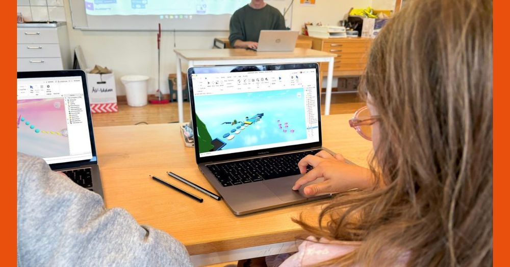 Barn framför laptop.