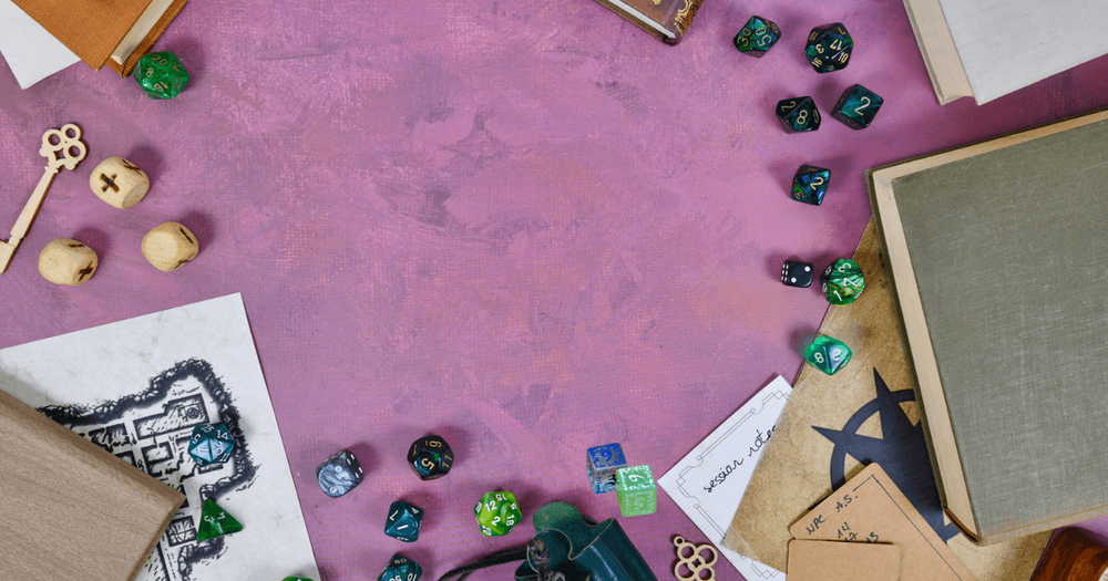 ett bord met tärningar, kartor och annat rollspelsmaterial