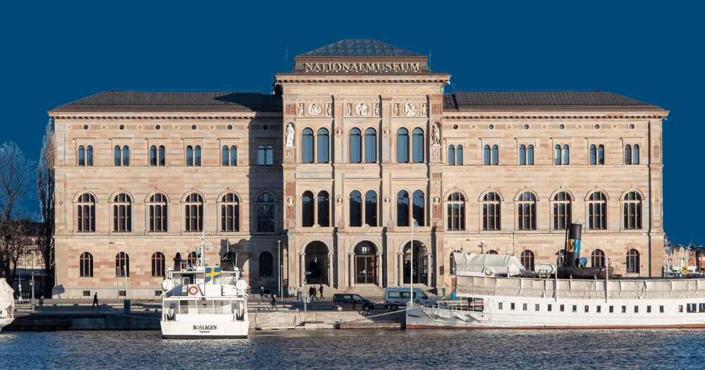 Nationalmuseum med skärgårdsbåtar framför.