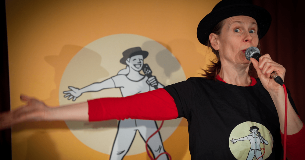 Micaela Gustafsson uppträder med sin stand up-show