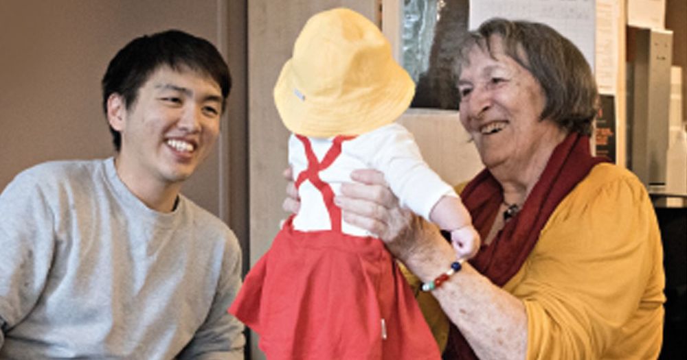 Foto på en pappa, ett barn och en senior