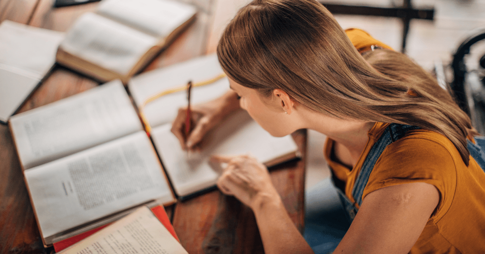 Tjej som studerar vid ett bord