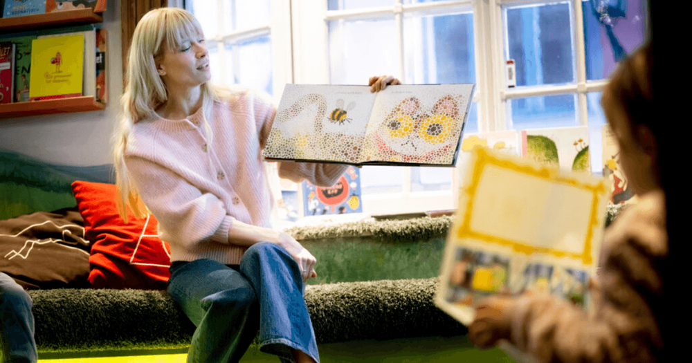 Blond kvinna högläser från en bok
