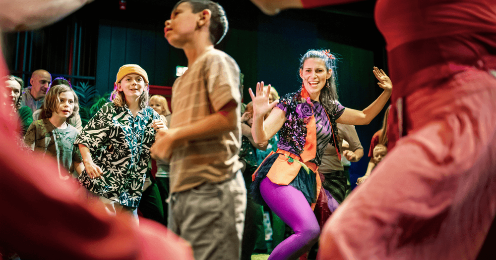 Yria dansar med barn