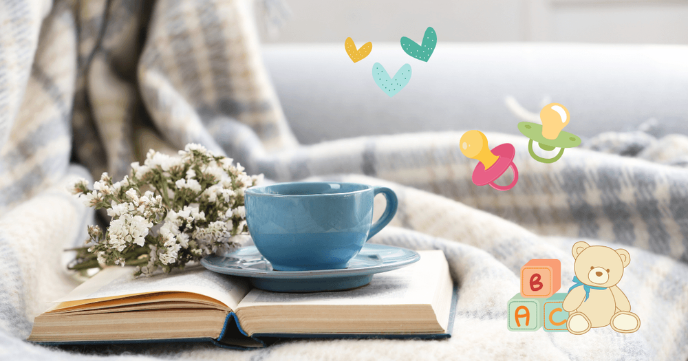 Uppslagen bok och kaffekopp. Illustrationer av nappar, hjärtan, klossar och nallebjörn.