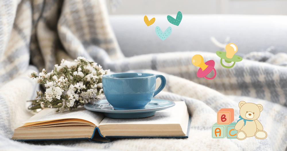 Uppslagen bok och kaffekopp. Illustrationer av nappar, hjärtan, klossar och nallebjörn.