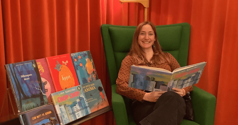 Författare Linda Bondestam med böcker