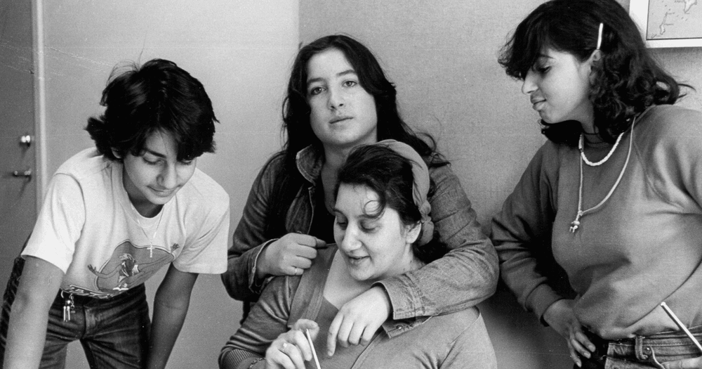 Svartvit fotografi på fyra kvinnor.