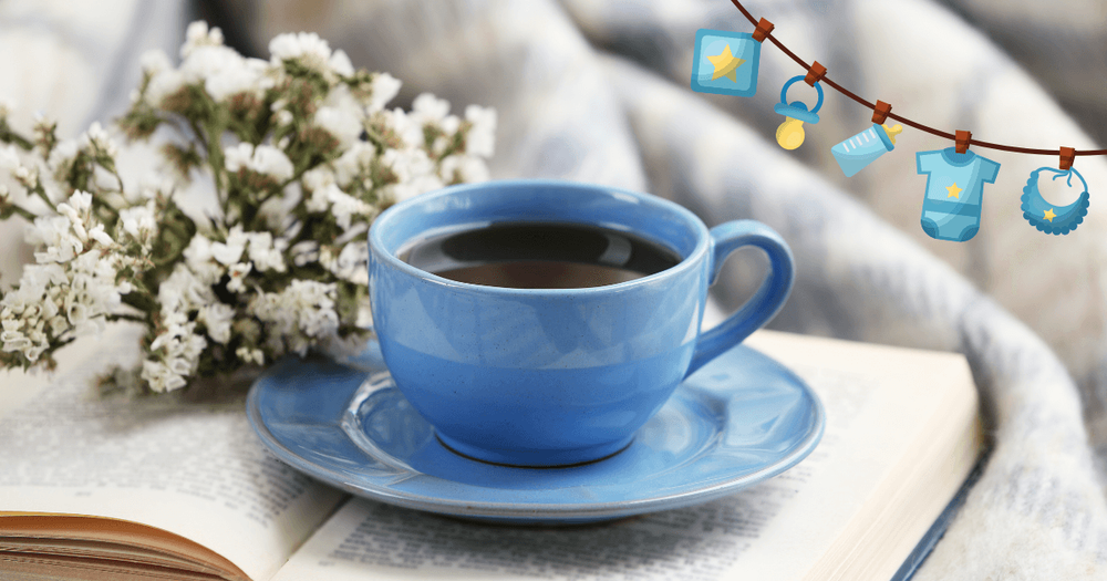 Kaffekopp på uppslagen bok. Illustrerad vimpel i hörnet med bebiskläder.