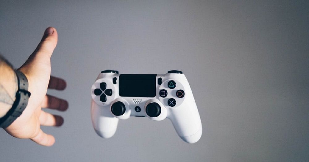 En hand som kastar en spelkonsol