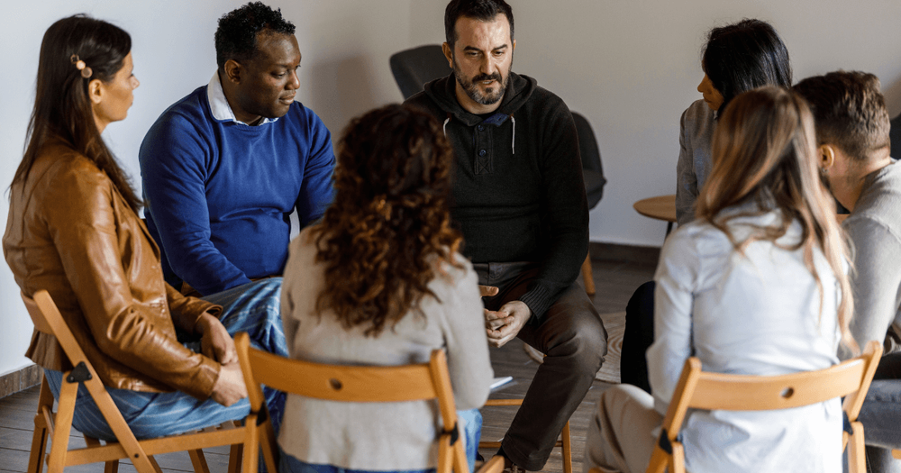 grupp med personer som samtalar