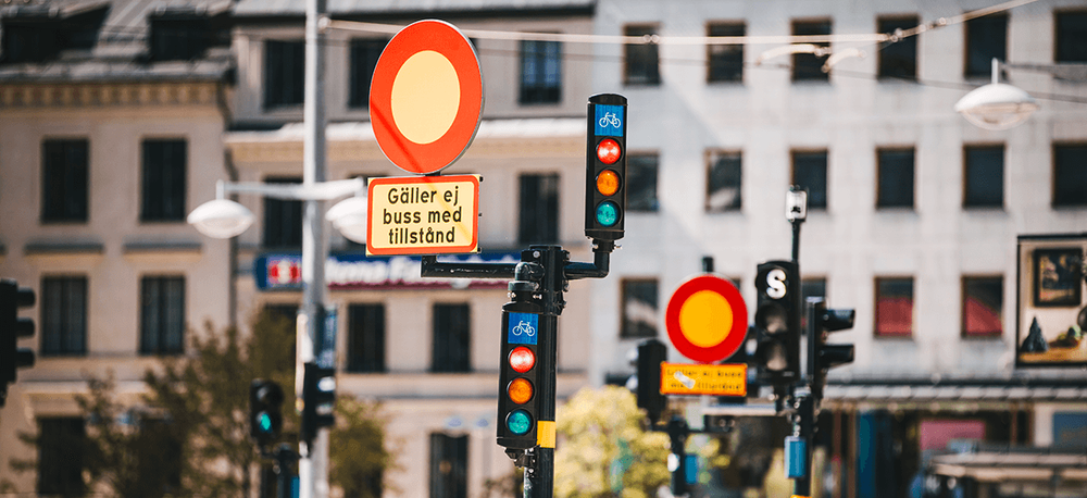 Vägmärken och trafikljus i stadsmiljö