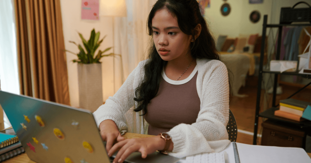 bild av tjej som jobbar vid datorn