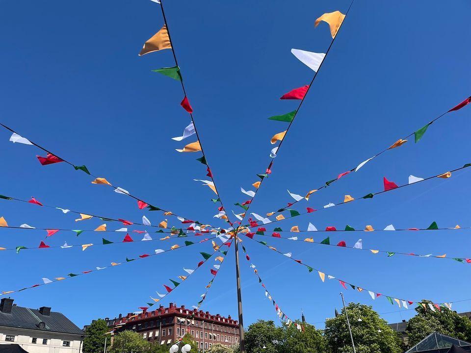 Flaggor mot en blå himmel.