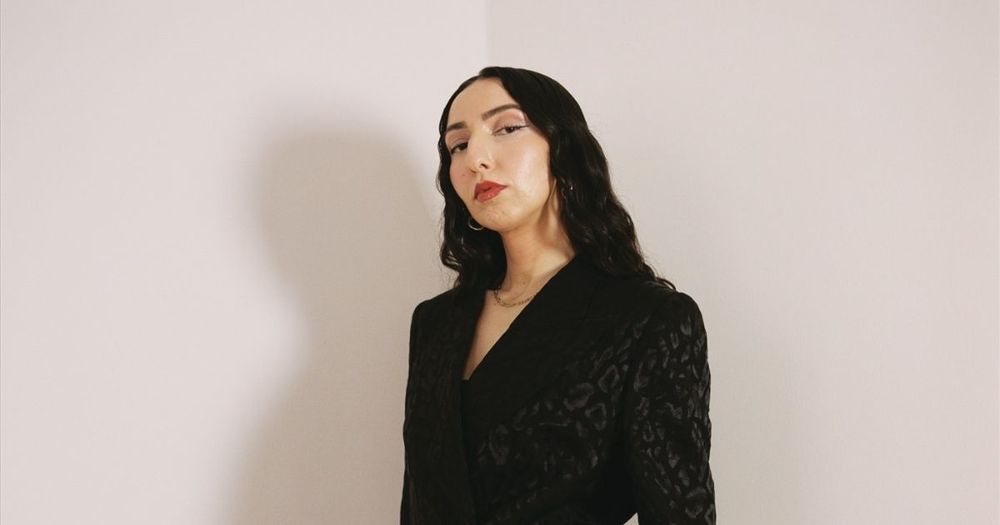 Porträttbild på poeten Burcu Sahin