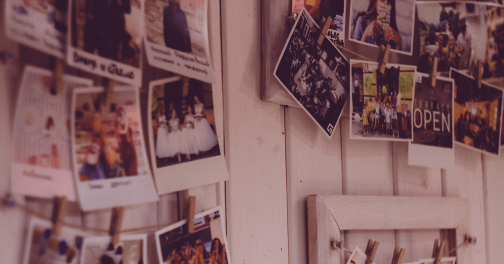 Bild på fotografier som hänger på en vägg. 