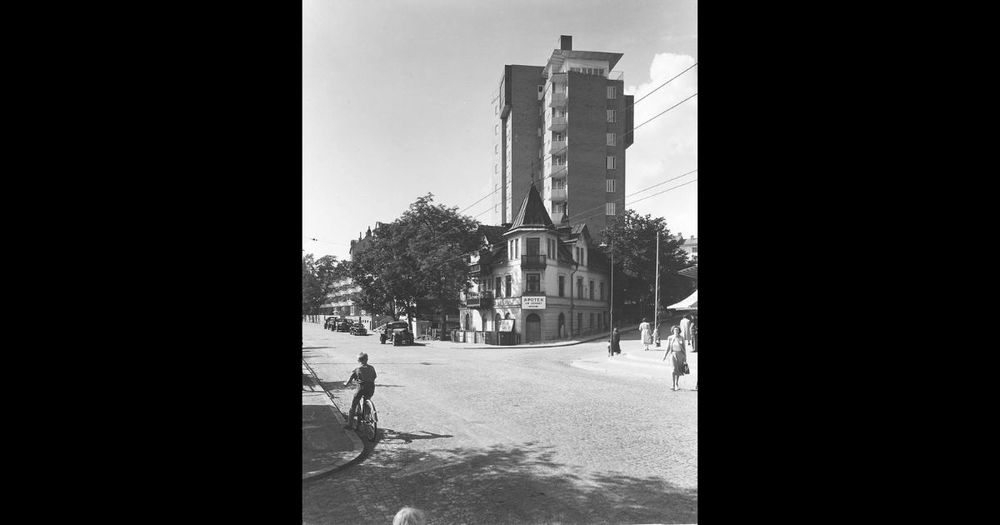 Savratvit bild av hus vid en gatukorsning.