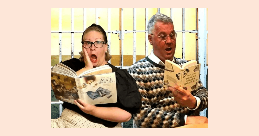 Foto på två bibliotekarier som ser chockade ut framför uppslagna böcker.