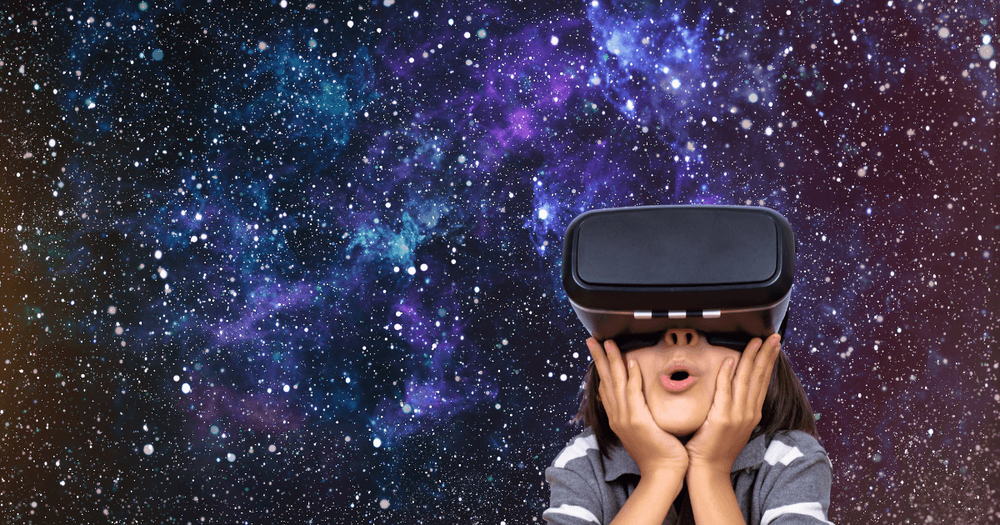 Bild på barn med VR glasögon och rymden som bakgrund.
