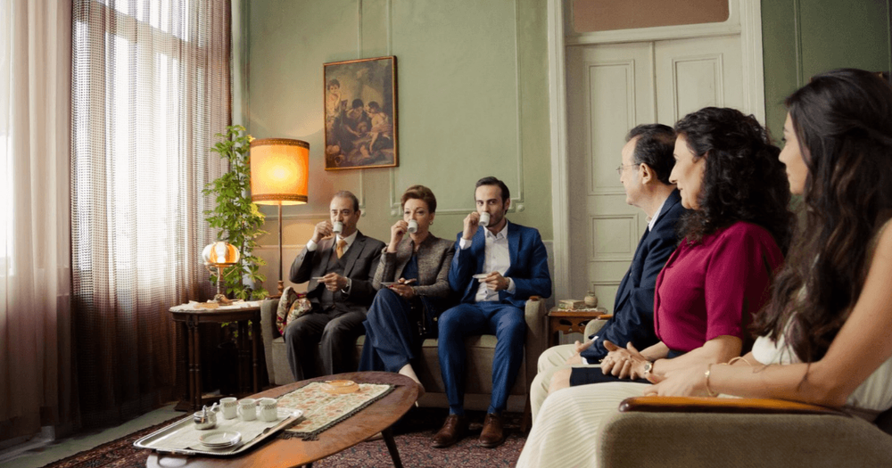 Foto som visar en familj vid en förlovningsmottagning.  