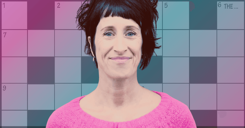 Lena Holmlund framför ett korsord