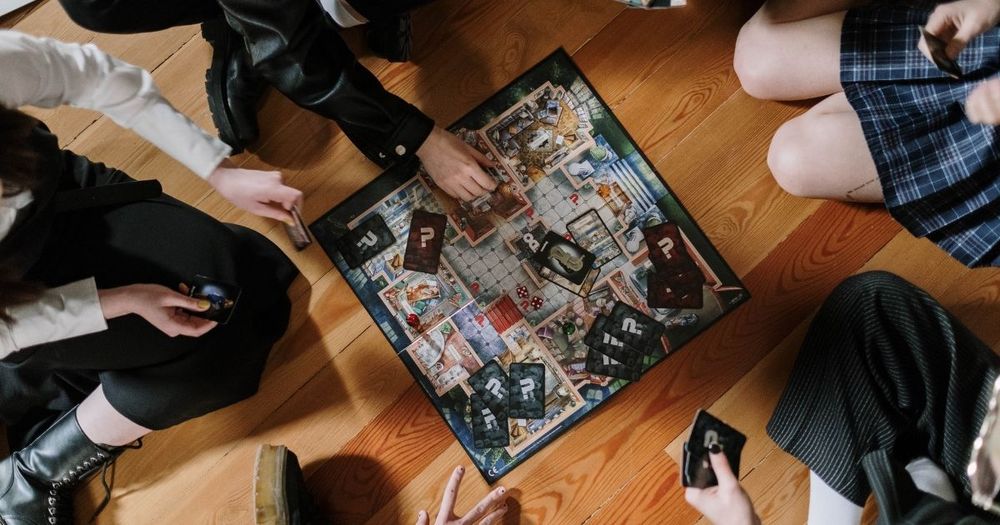 Ungdomar som spelar ett sällskapsspel